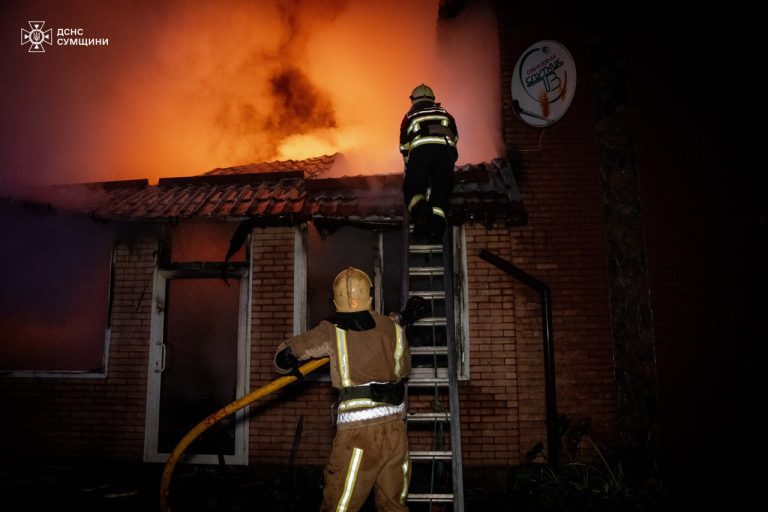 Спасатели ГСЧС показали как тушили последствия ночных атак оккупантов в Шосткинской и Верхнесыроватской общинах sumy-novosti-pozhar-chupryna
