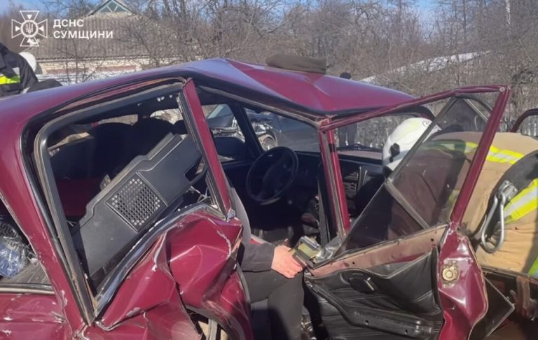 Рятувальники деблокували жінку з автомобіля, що потрапив у ДТП на Сумщині sumy-novosti-dtp-nedrigajlov-vaz
