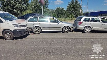 В Сумах водитель “Peugeot Partner” разбил три автомобиля на Героев Крут sumy-novosti-dtp-geroev-pezho