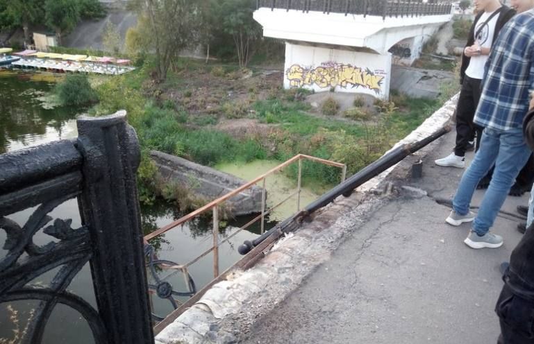 В Сумах мужчина упал с Харьковского моста вместе с перилами sumy-novosti-most-sumy-perila