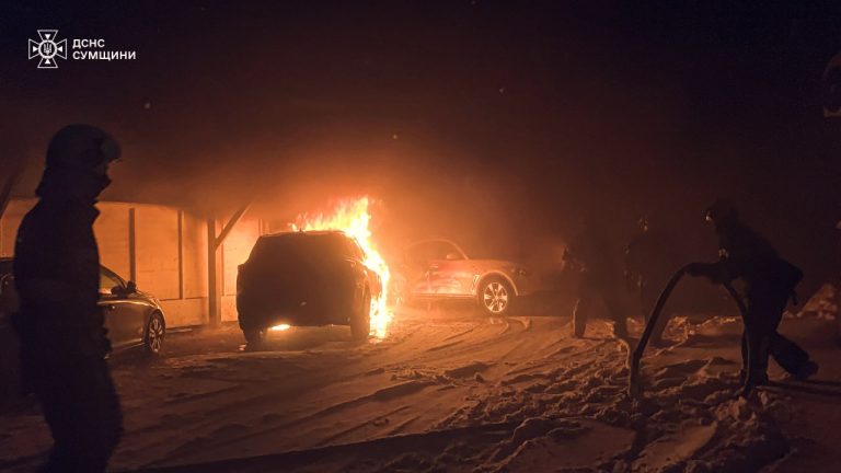 У Ромнах вночі згоріли два автомобілі в центрі міста