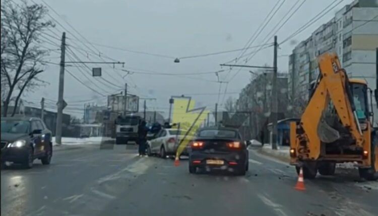 Через ожеледицю в Сумах ДТП і виникли проблеми з транспортом sumy-novosti-dtp-krut-traktor