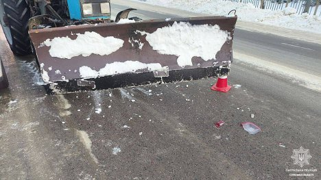 У Сумах на Привокзальній снігоприбиральний трактор “мінуснув” два автомобілі