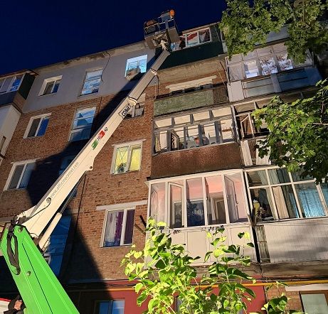 В Охтирці ударом російського дрона пошкоджено багатоквартирний житловий будинок